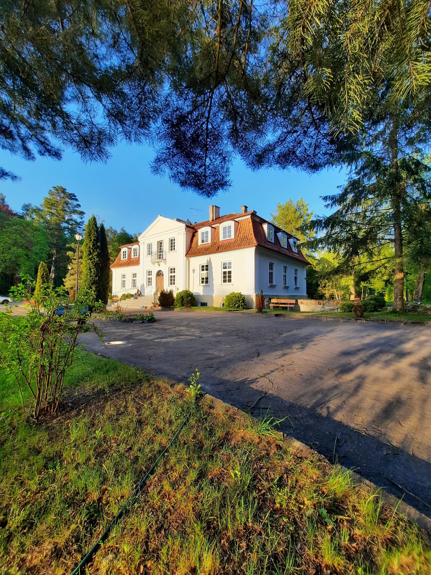 Zabytkowy dworek w otoczeniu starych drzew