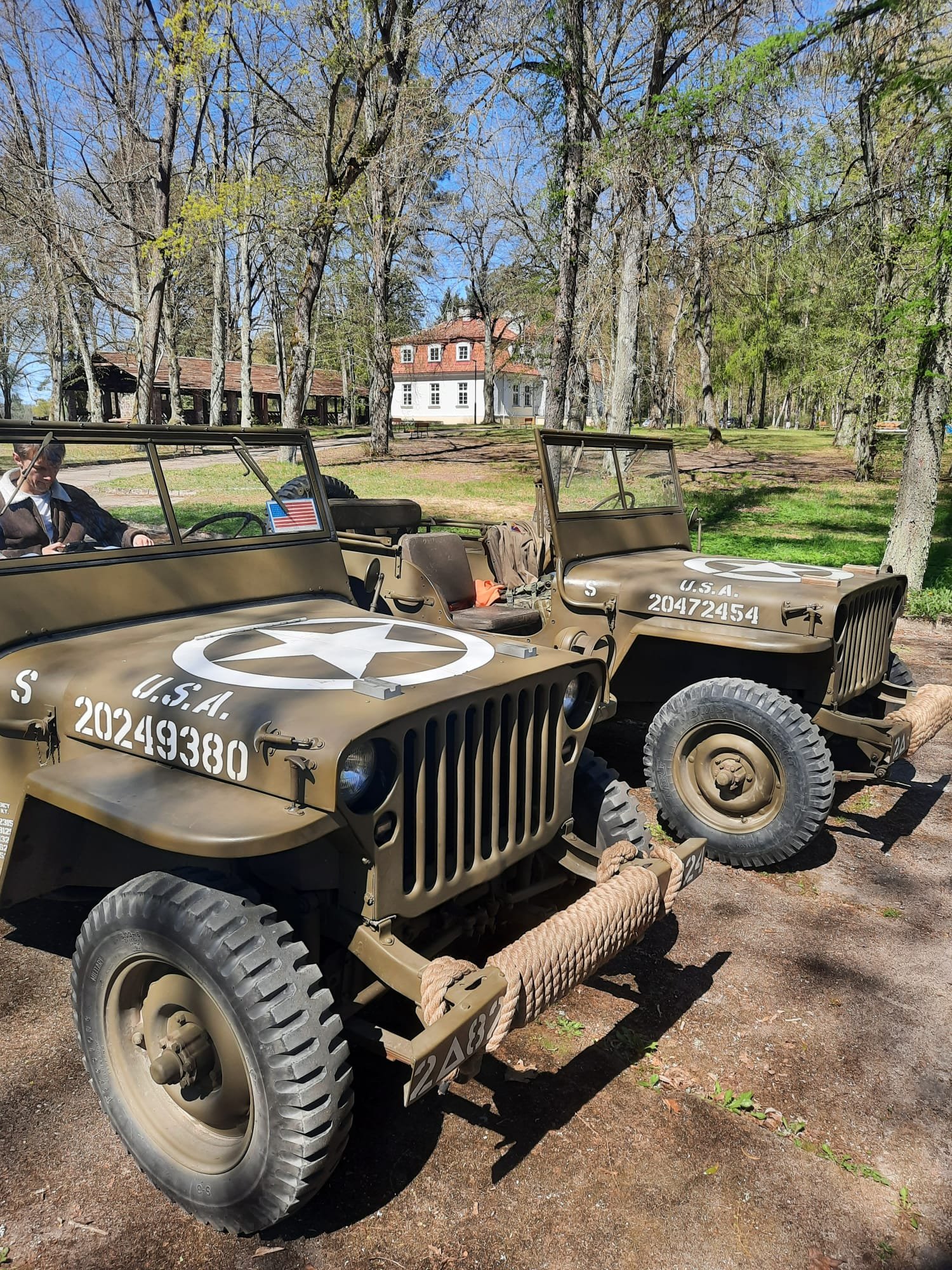Dwa militarne pojazdy terenowe